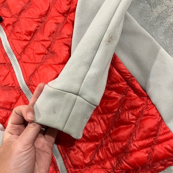 North Face Small Red Quilted Puffer Jacket - Picture 5 of 7